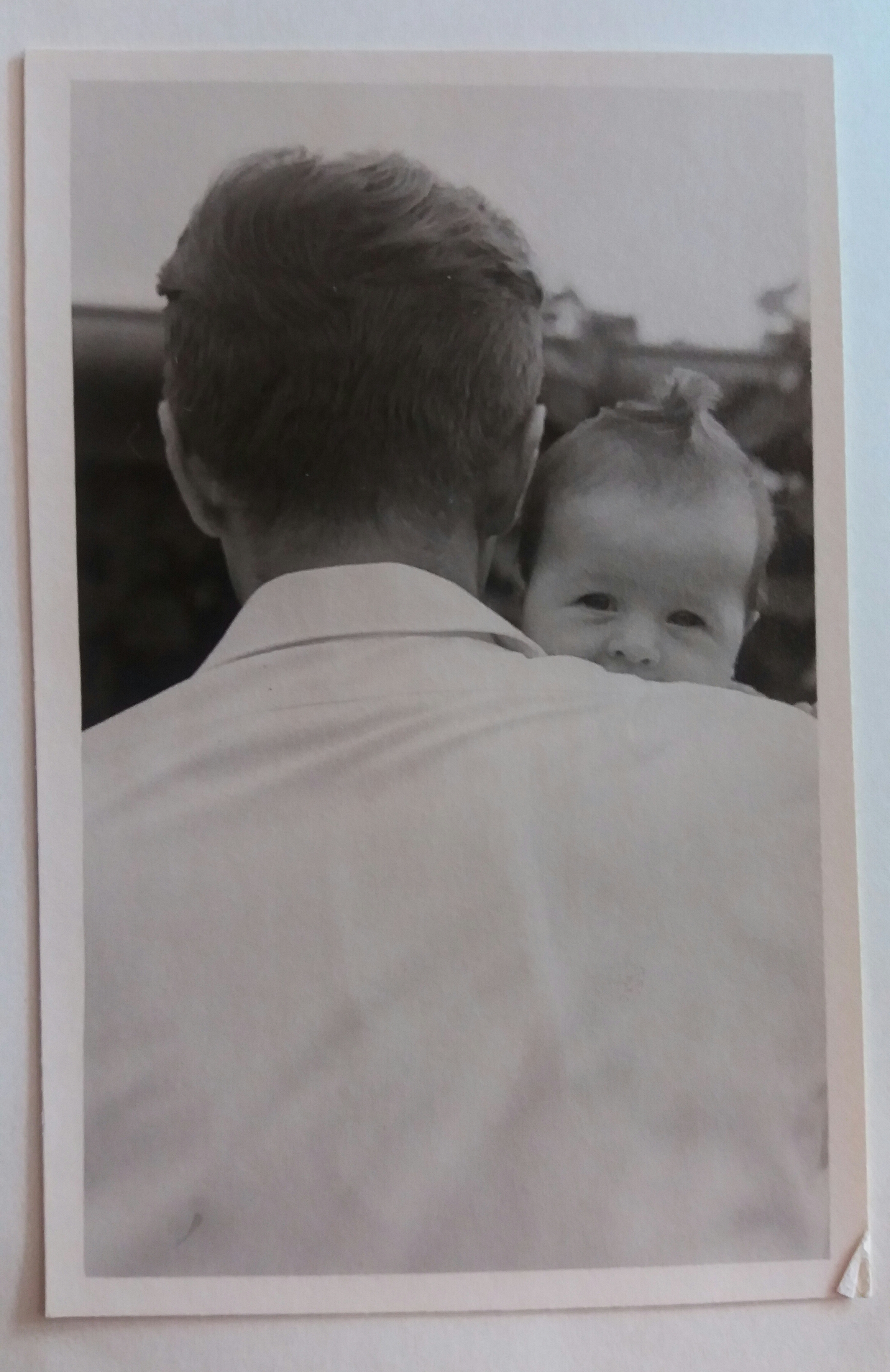 Baby op schouder vader