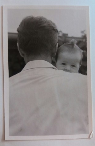 Baby op schouder vader.jpg